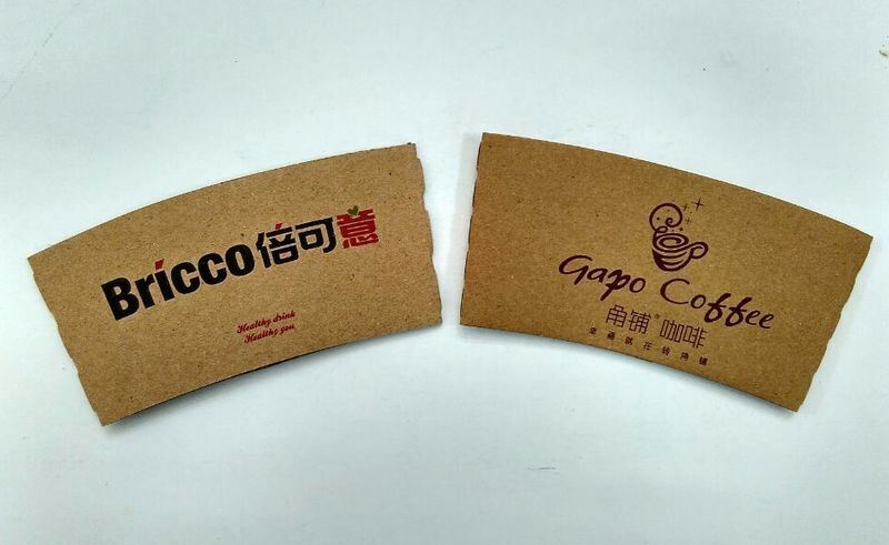 パーソナライズ可能な飲み物カップ袖 ブランドロゴと印刷されたデザインの1回用クラフト紙コーヒーティーホルダー